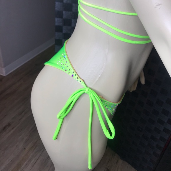 Neon bikini - Picture 3 of 6